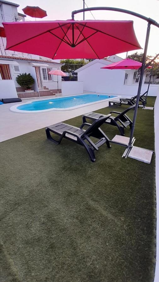 Apartments Mihovilovic - 50 M From Beach Slatine Bagian luar foto