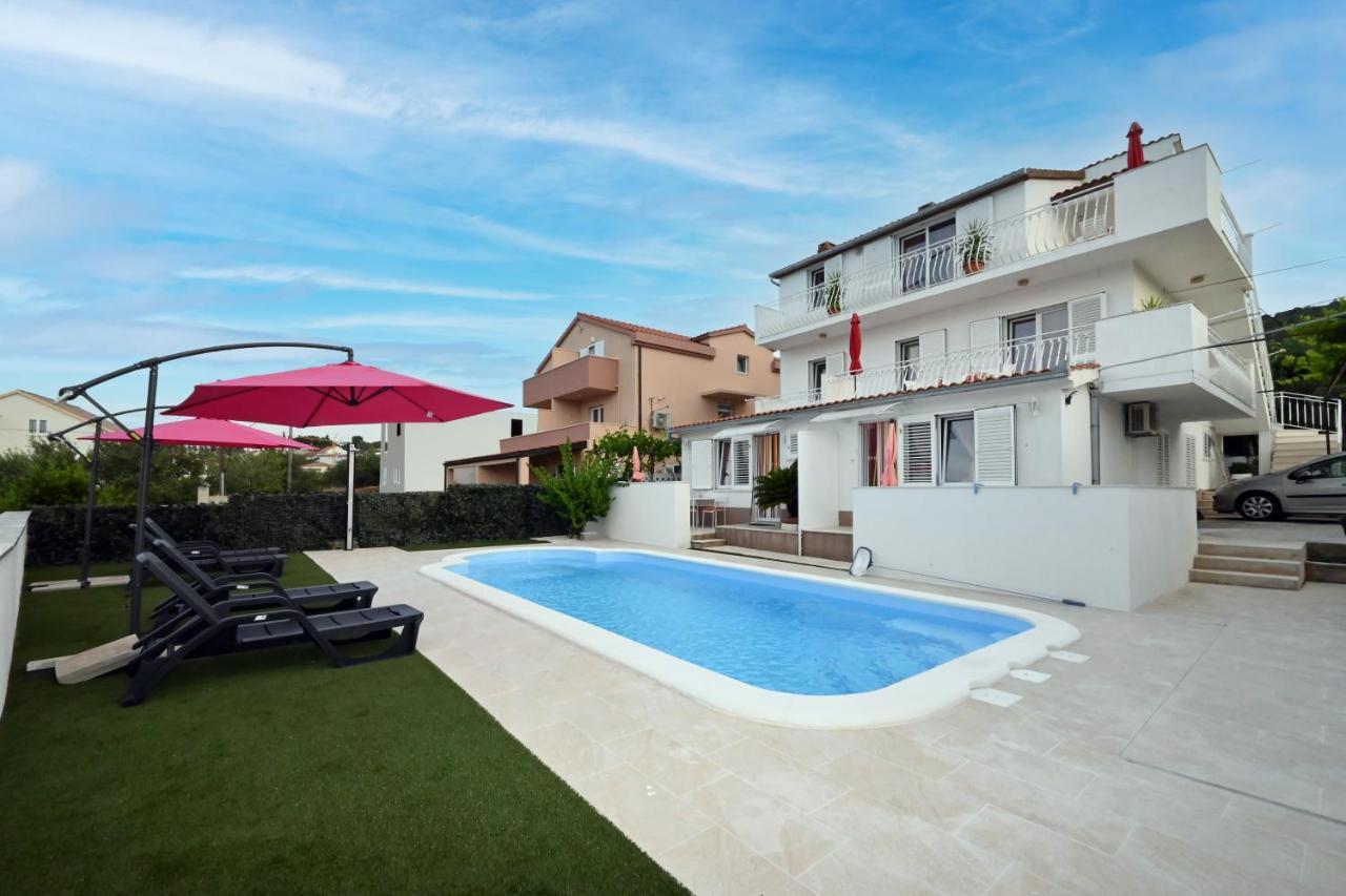Apartments Mihovilovic - 50 M From Beach Slatine Bagian luar foto