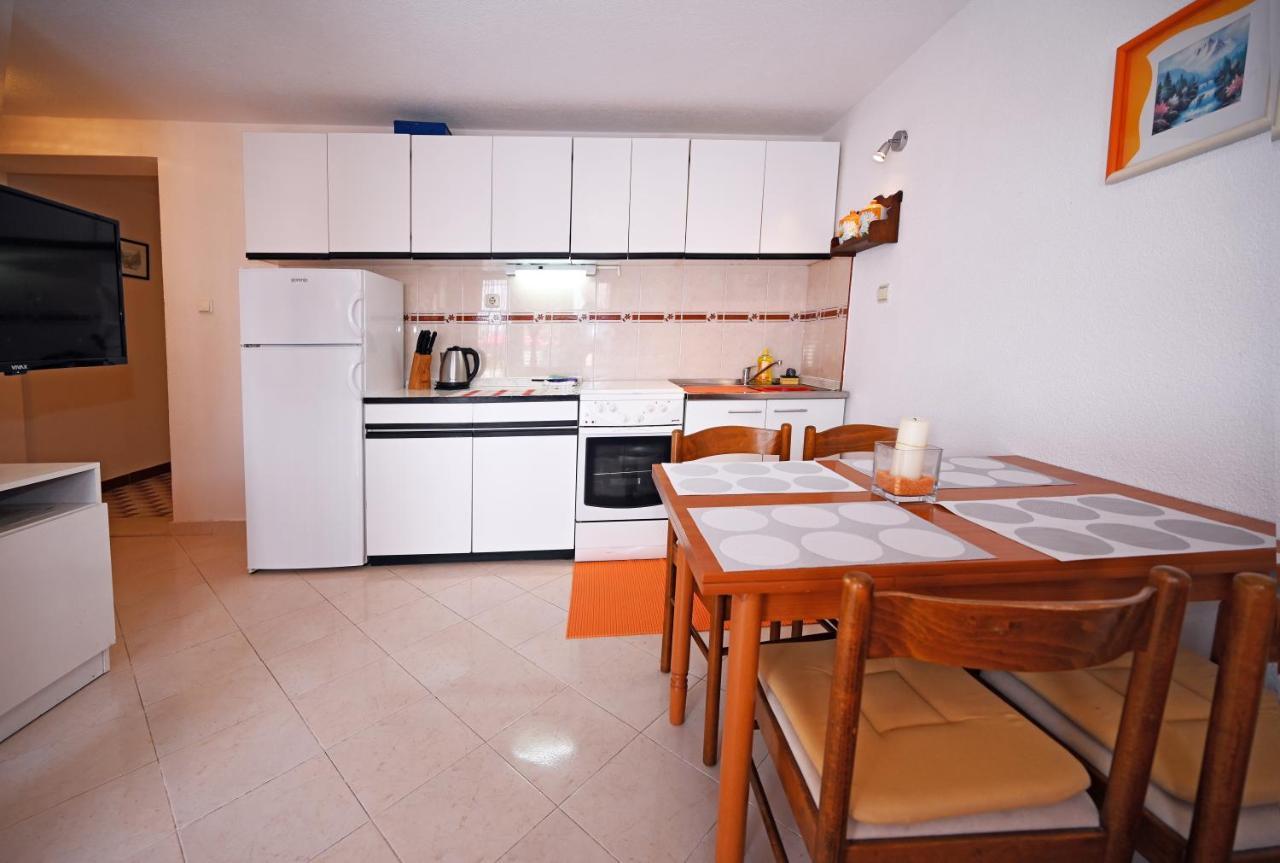 Apartments Mihovilovic - 50 M From Beach Slatine Ruang foto
