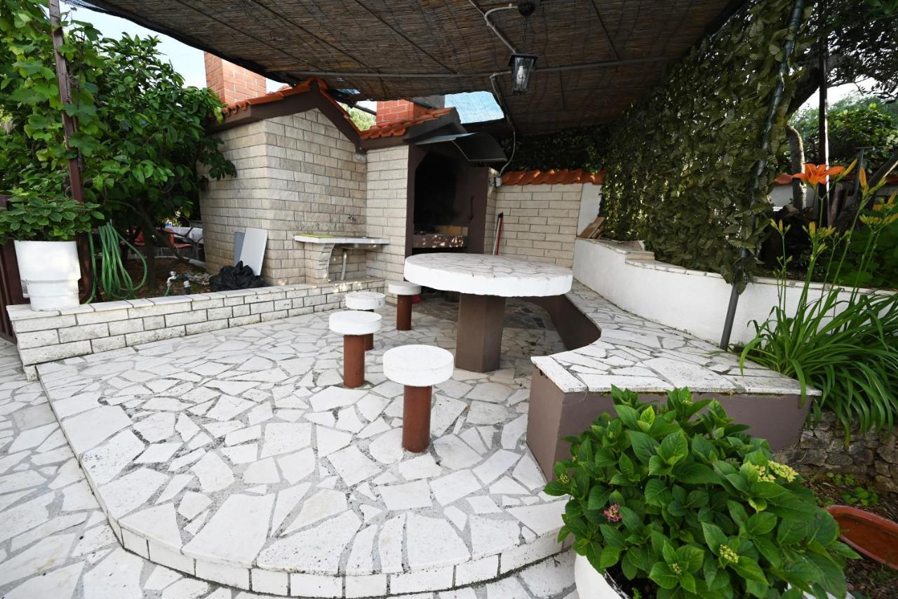 Apartments Mihovilovic - 50 M From Beach Slatine Bagian luar foto